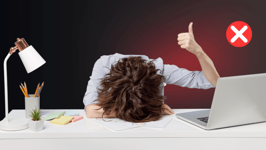 Restyling sito web: quando è il momento di farlo? 7 una lavoratrice alla scrivania, disperata davanti al computer
