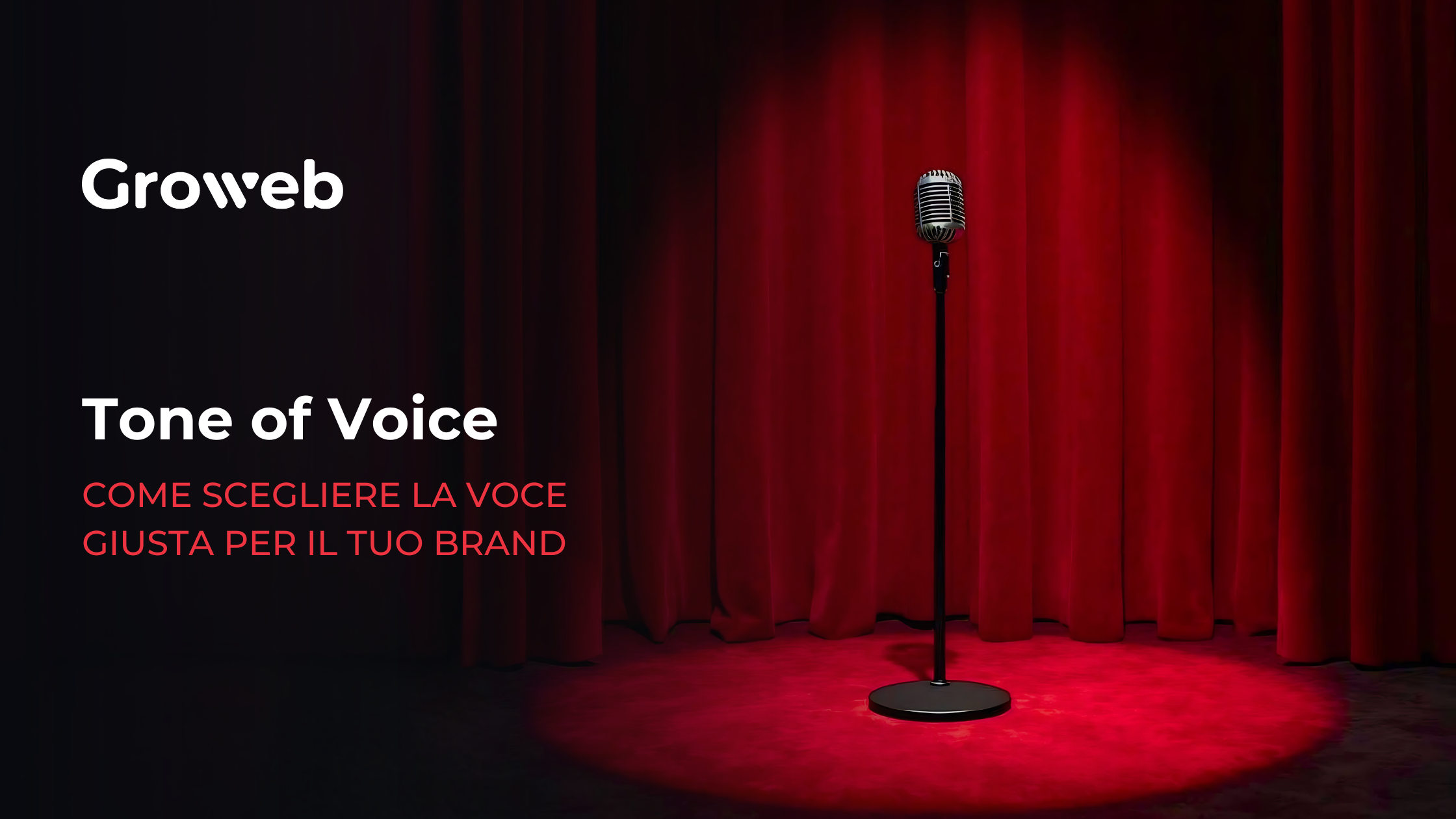 Microfono su un palco con sipario chiuso e luce che lo illumina e di fianco a sinistra la scritta tone of voice come scegliere la voce giusta per il tuo brand